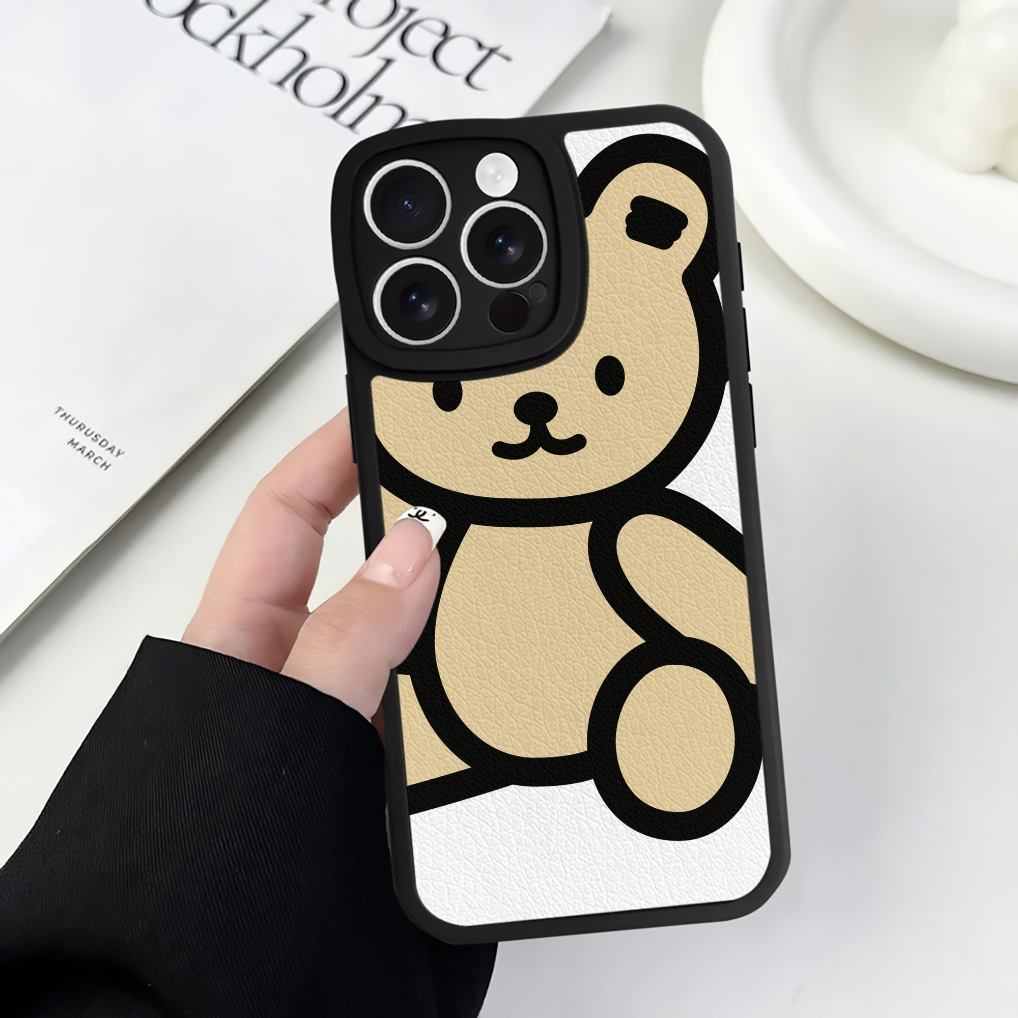 （画像用） Hello Kitty ハローキティ 【iPhone 16シリーズ対応】シリコンスマホケース（レザー調） 材質：シリコン